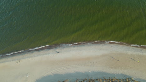 antena: despegue de drones sobre el mar báltico y la playa de arena blanca en la península de hel, polonia