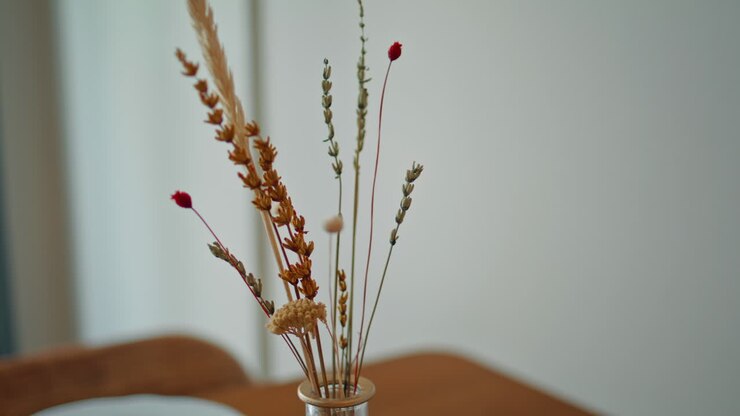 Tørket blomsterarrangement i en vase