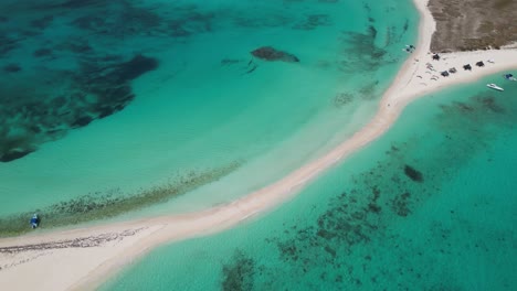 Paralaje-Aéreo-Del-Istmo-Arenoso-De-Cayo-De-Agua-Durante-La-Marea-Baja,-Playa-De-Arena-Tranquila-Y-Agua-Clara