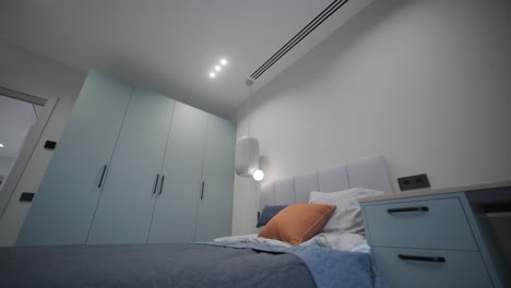 diseño y decoración de dormitorios interiores de lujo modernos. cama maestra de tamaño king.