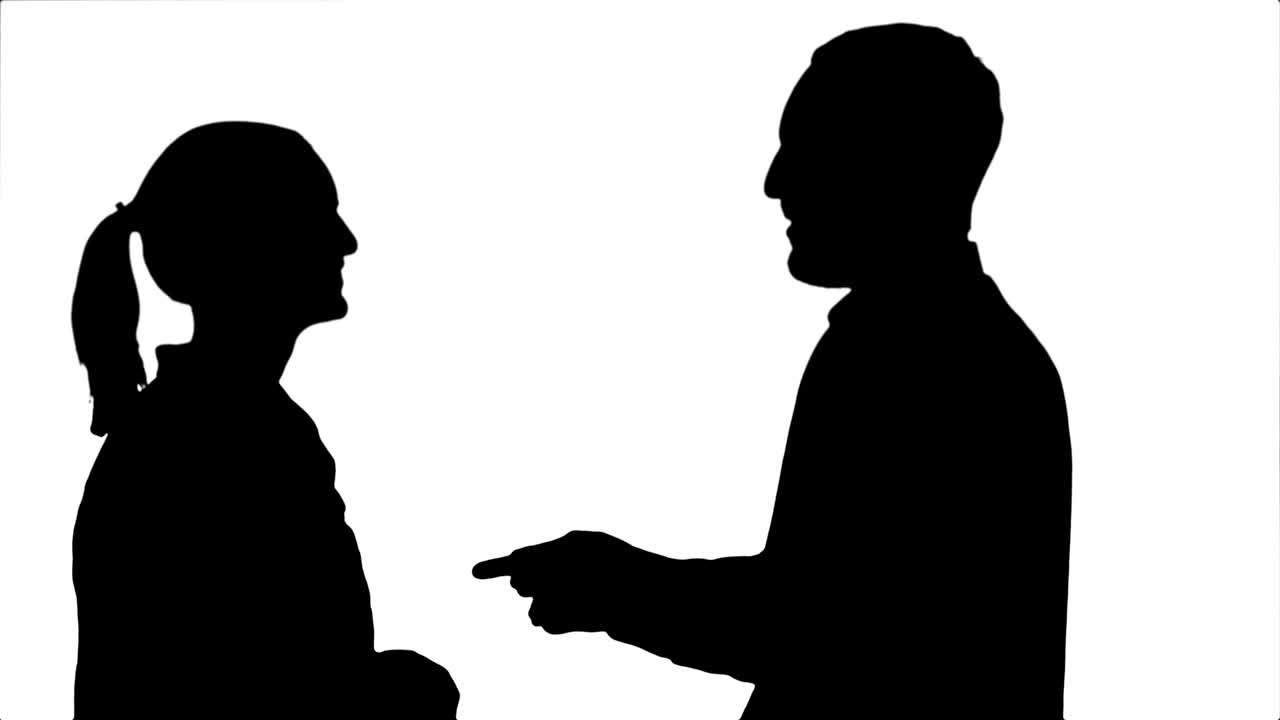 실루 잘생긴 남성과 매력적인 젊은 여성이 웃으며 이야기하고 있습니다.