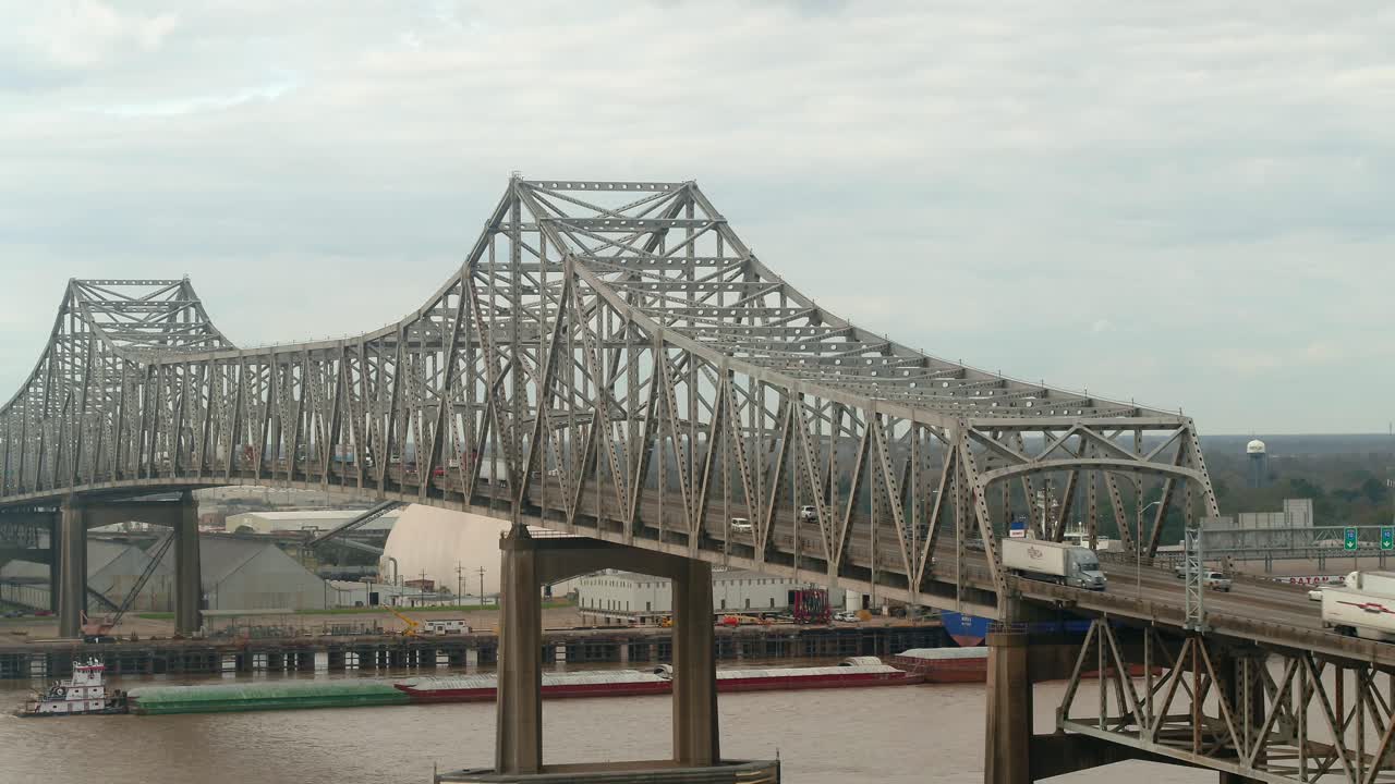 루이지애나주 배턴루지에 있는 호레이스 윌킨슨 다리 위의 자동차 공중