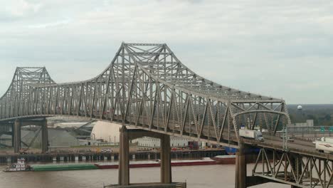 antena de autos en el puente horace wilkinson en baton rouge, louisiana
