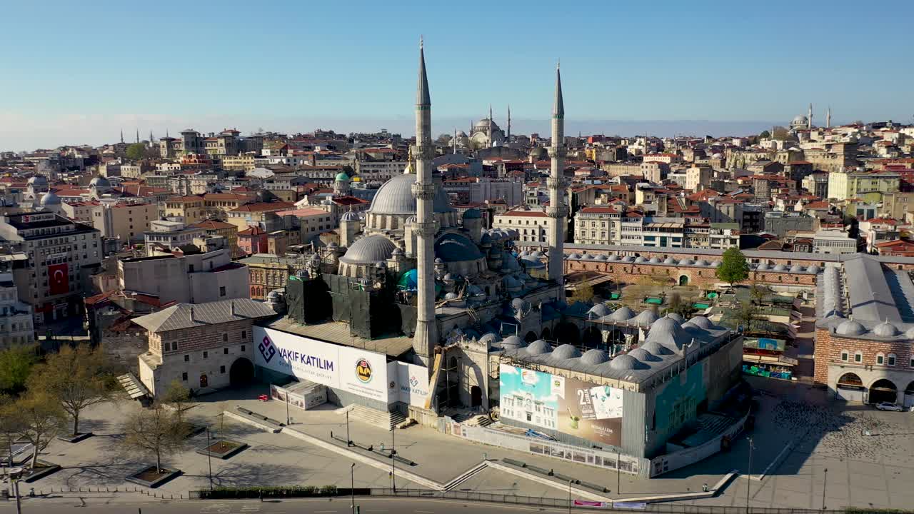 el cuerno de oro y el ojo de pájaro del puente de galata de estambul en el toque de queda de la pandemia de covid-19.