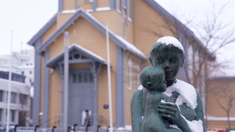 Estatua-De-La-Madre-Y-El-Niño-En-Tromso,-Noruega,-En-El-Frío-Glacial