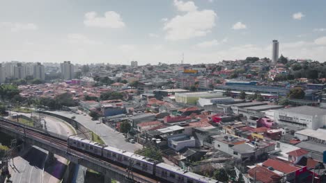 Imagen-Del-Paisaje-Aéreo---Volando-Sobre-Los-Barrios-Marginales-En-El-Distrito-De-Capão-Ronda,-Ciudad-De-Sao-Paulo-En-Brasil