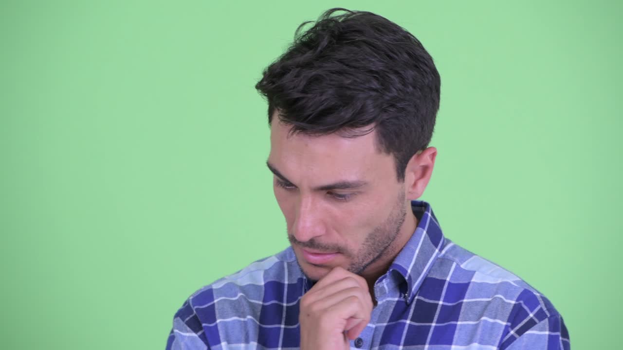 joven y guapo hombre hispano