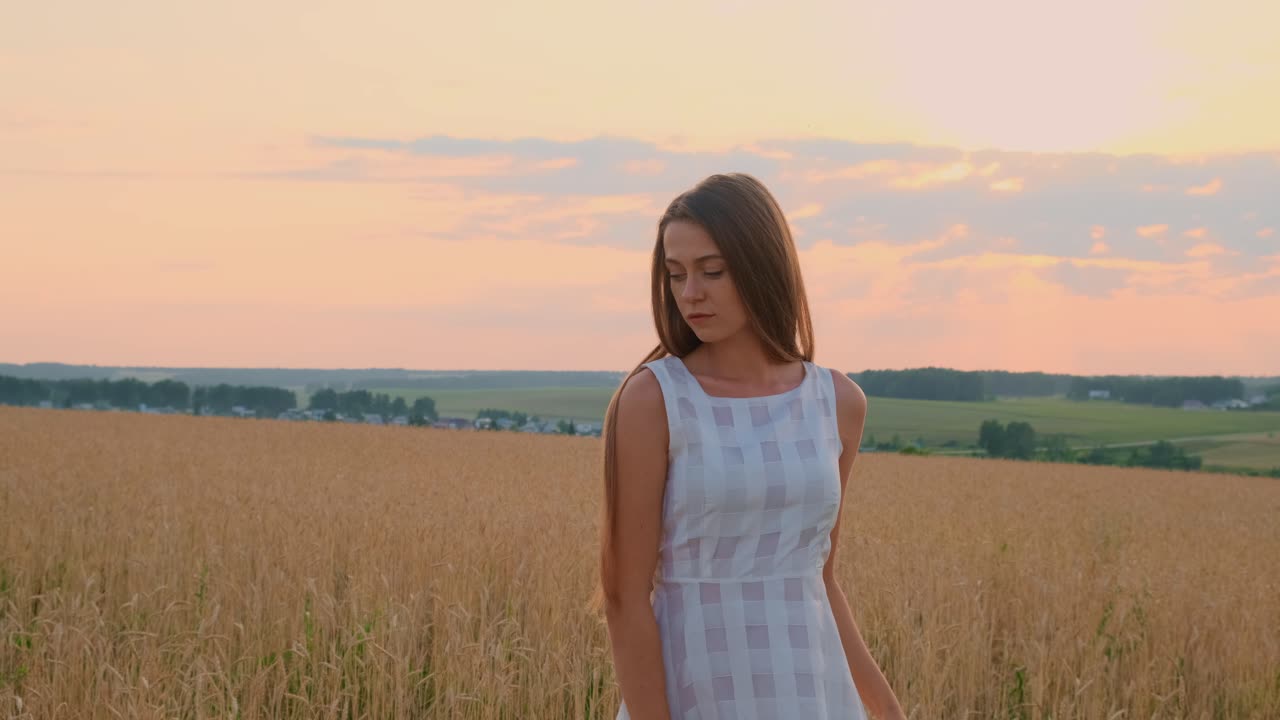 해가 지는 동안 밀 에 있는 여자