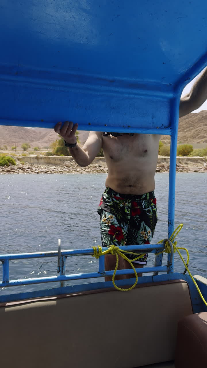 은 날 배를 타고 있는 남자