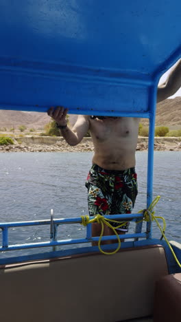 hombre en un barco en un día soleado