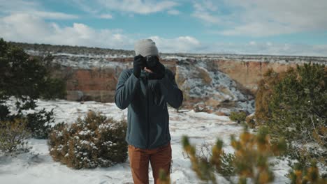 Tomando-Fotos-En-Un-Hermoso-Cañón-Con-Una-Cámara