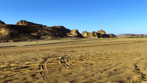 toma en órbita de las colinas rocosas de al ula, región de al medina, arabia saudita