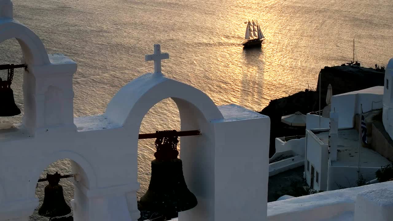 close up de un velero al atardecer en oia, santorini