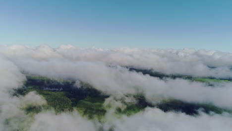 Drone-Aéreo-Volando-A-Través-De-Las-Nubes-Blancas-Sobre-La-Vegetación-Verde-Niebla-Sobre-Las-Colinas