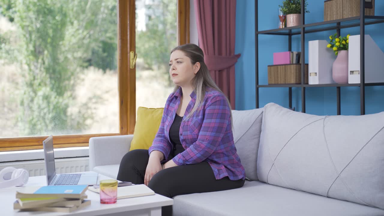 피곤하고 졸리는 젊은 여성.