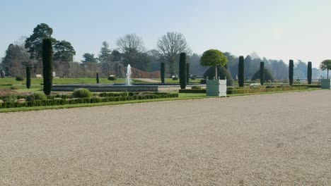 Helle-Landschaftliche-Aufnahmen,-Die-Rund-Um-Das-Anwesen-In-Trentham-Gardens,-Großbritannien,-Aufgenommen-Wurden