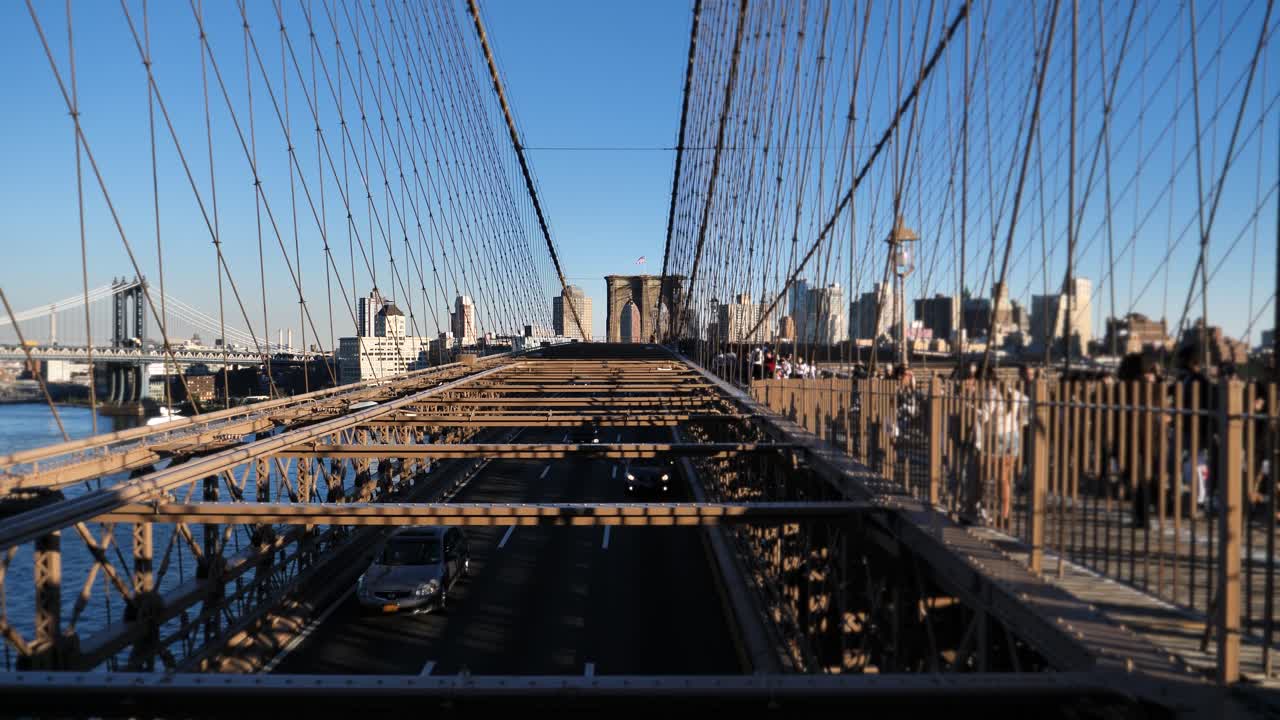 Traffico e pedoni sul Ponte di Brooklyn con lo skyline di New York