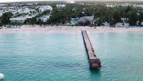 Muelle-De-Madera-En-La-Playa-Frente-A-La-Zona-Turística-Tropical