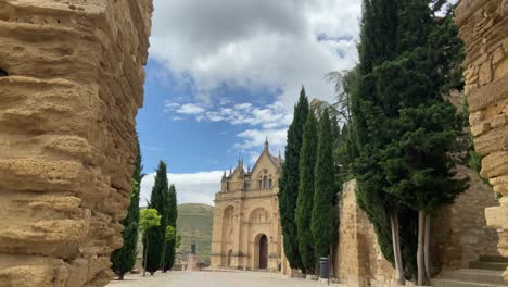 Recorriendo-La-Ciudad-Monumental-De-Antequera-En-Málaga,-Por-Su-Ciudadela-Y-Su-Majestuosa-Colegiata-Real-De-Santa-María,-Un-Templo-Renacentista-Y-Barroco-De-Calles-Empedradas