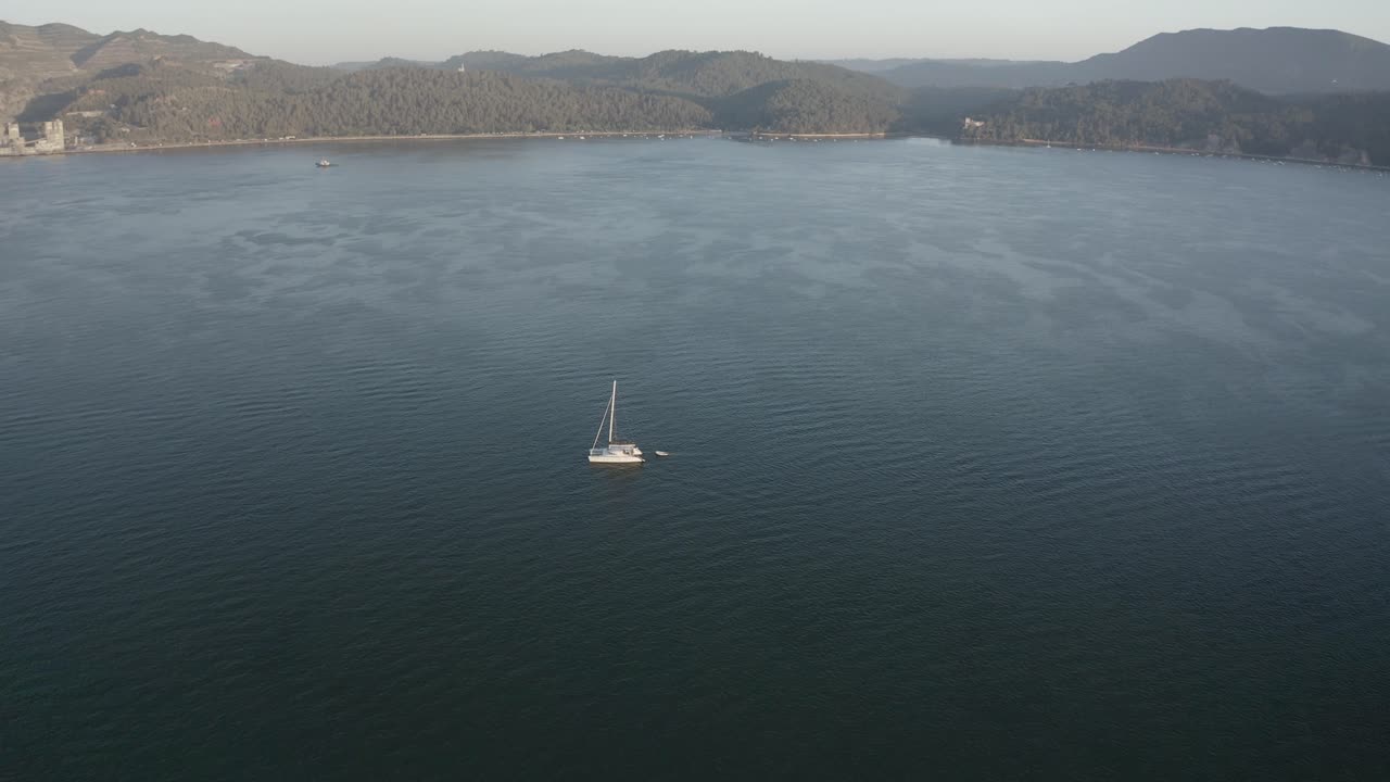 vista desde el cielo, catamarán en el océano tropical