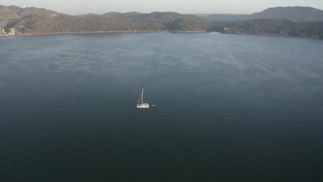 Blick-Vom-Himmel,-Katamaran-Im-Tropischen-Ozean