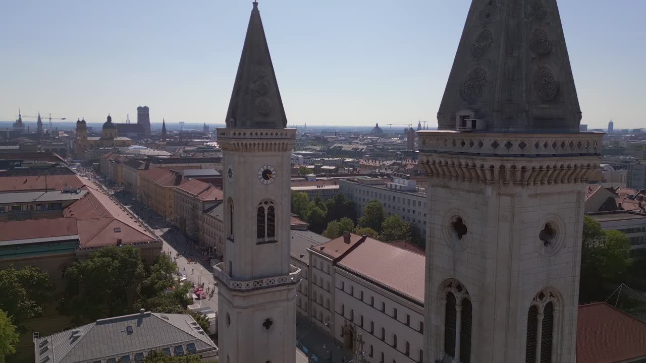 gran vista aérea de arriba vuelo iglesia st ludwig ciudad ciudad de munich alemania bávaro, verano cielo azul soleado día 23