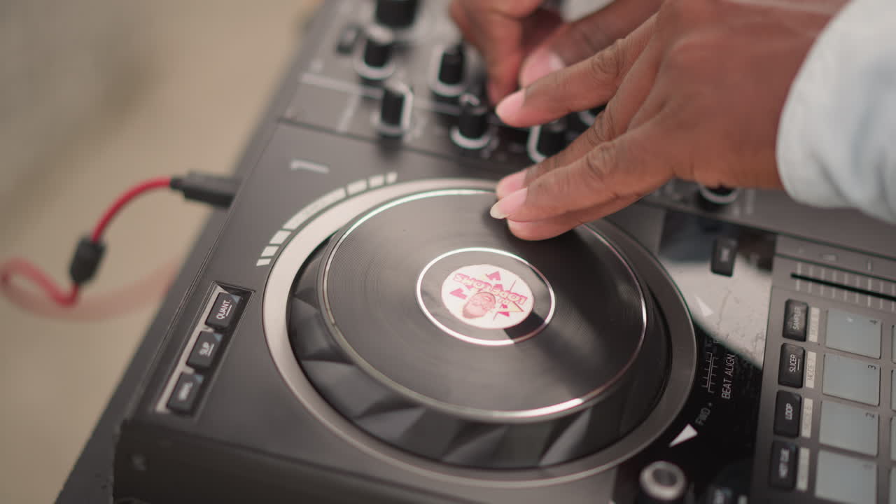 Primo piano di dita di DJ afroamericano sul giradischi, controller manipolato con precisione chirurgica; le inquadrature mostrano il riscaldamento in studio, la transizione su un rooftop, una scena in un club notturno, la preparazione di un festival, una ripresa di registrazione con concentrazione.