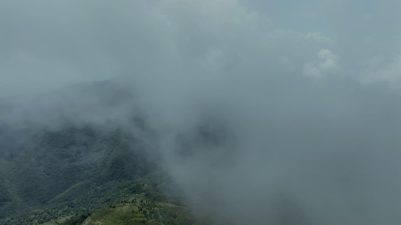 푸른 산꼭대기 위의 색 은 구름을 날아다니며
