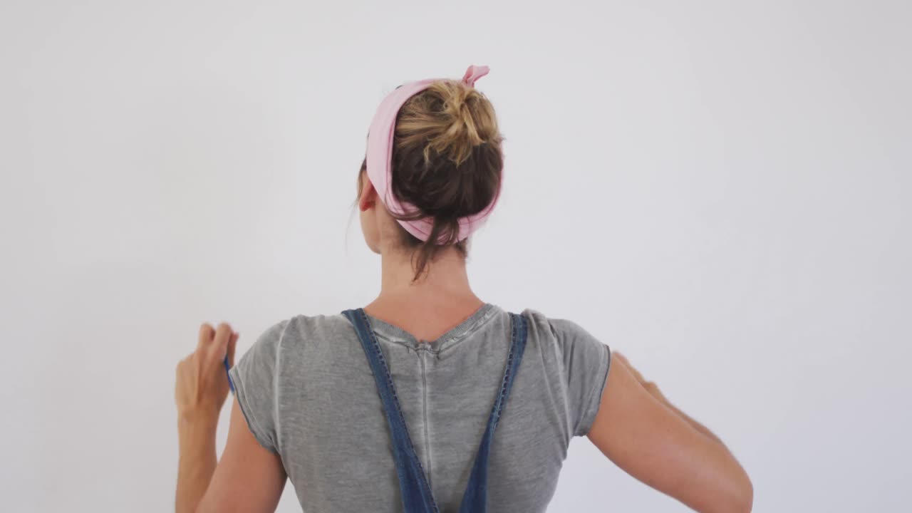 코로나바이러스 전염병 기간 동안 격리된 백인 여성의 초상화, 인테리어 작업을 하고 있다