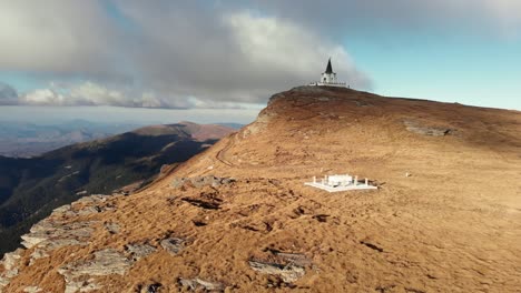 órbita-Drone-Vídeo-Capilla-Ortodoxa-Iglesia-Monumento-Parte-Superior-Pico-Montaña-Kaimaktsalan