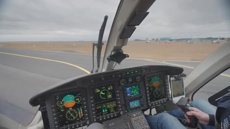 experimenta la vista en primera persona desde el interior de la cabina de un helicóptero bell 249 mientras despega de la pista en el aeropuerto de václav havel en praga.