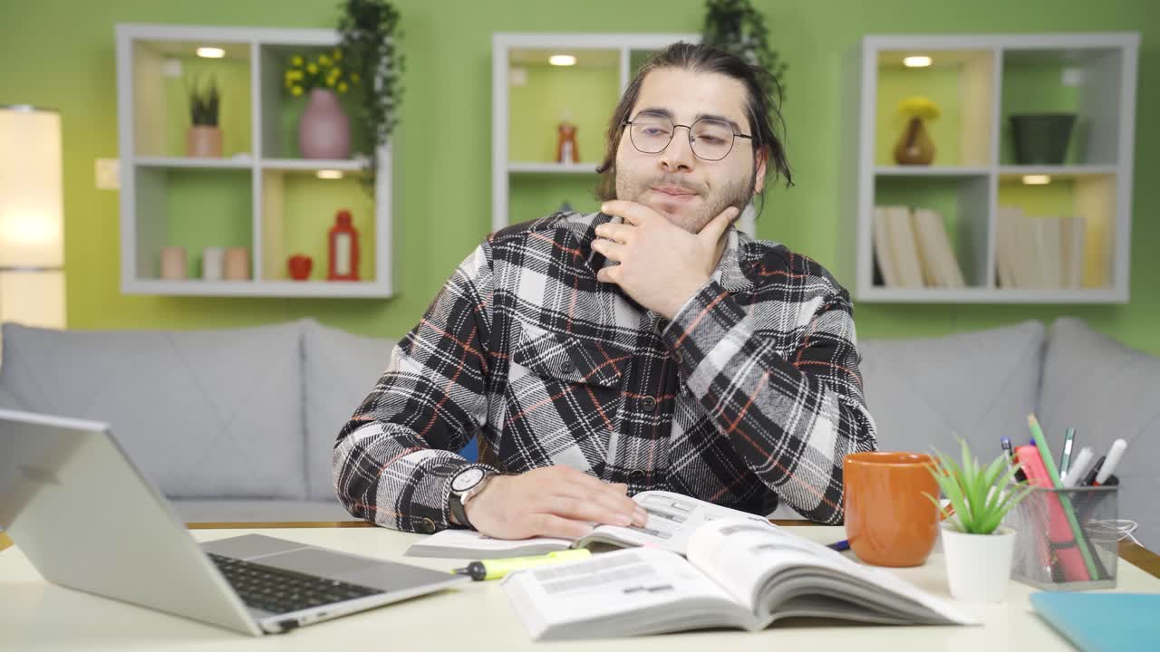 el joven que estudiaba no tuvo éxito.