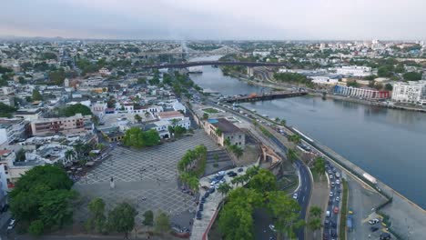 vista aérea de la órbita sobre santo domingo y el río ozama durante la puesta de sol, el horizonte de la ciudad
