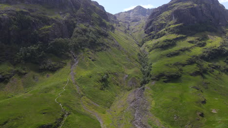 Volando-De-Regreso-Desde-La-Montaña-En-Glencoe-Escocia