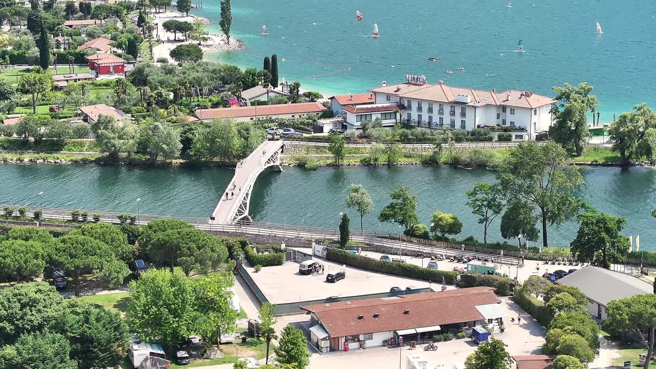 이탈리아 리바 델 가다를 연결하는 탑 노치 다리 드론