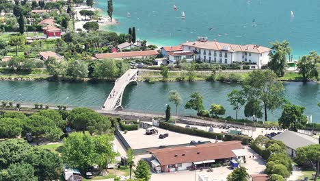 puente de primera línea que conecta riva del garda con italia