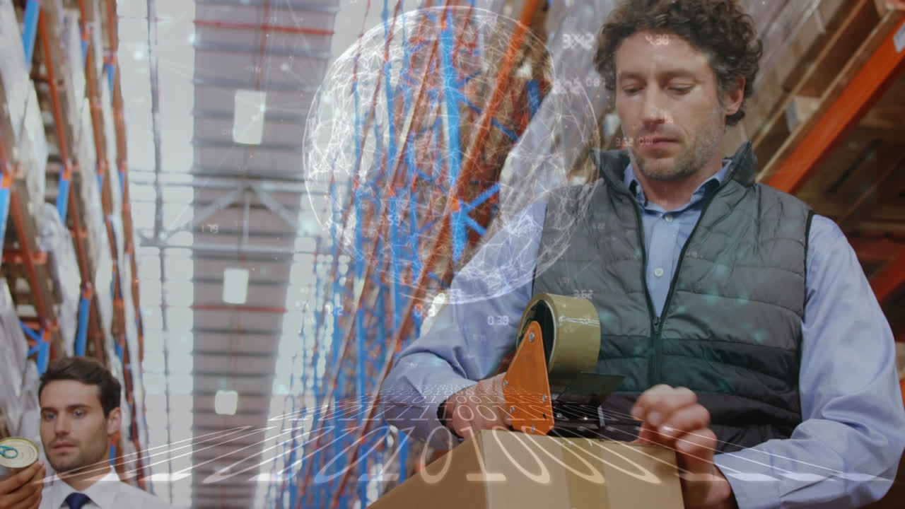 animación de procesamiento de datos sobre trabajador caucásico caja de embalaje en el almacén