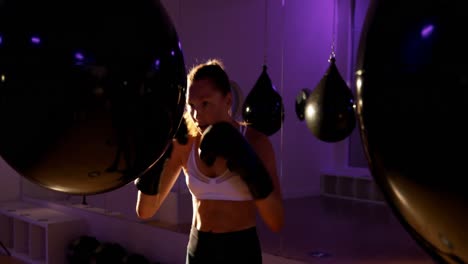 boxeadora practicando boxeo en el estudio de fitness 4k