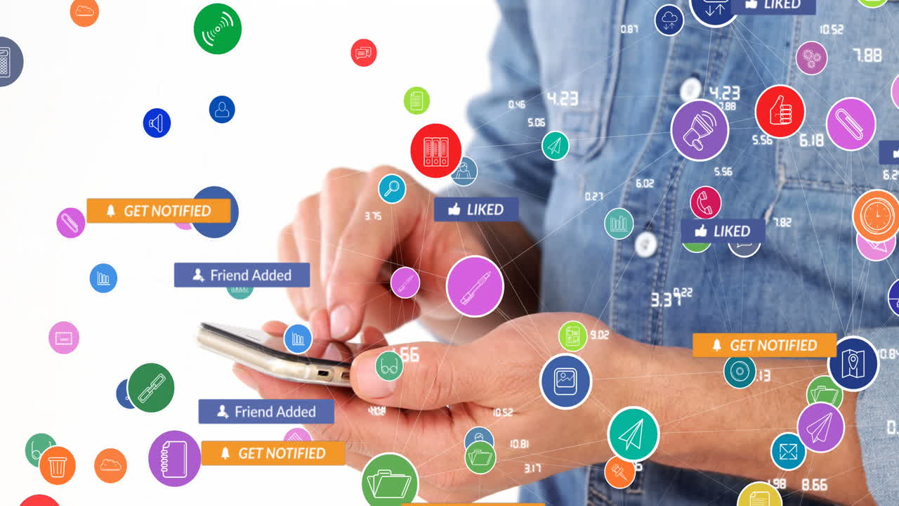 animación de procesamiento de datos e íconos sobre mujer usando teléfono inteligente.