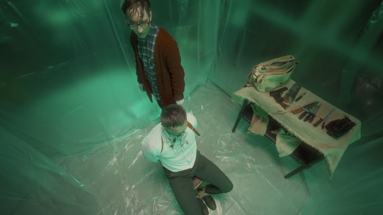 고문실에서 포로를 위협하는 장갑을 입은 미치광이의 상상