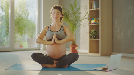 mujer embarazada practicando yoga