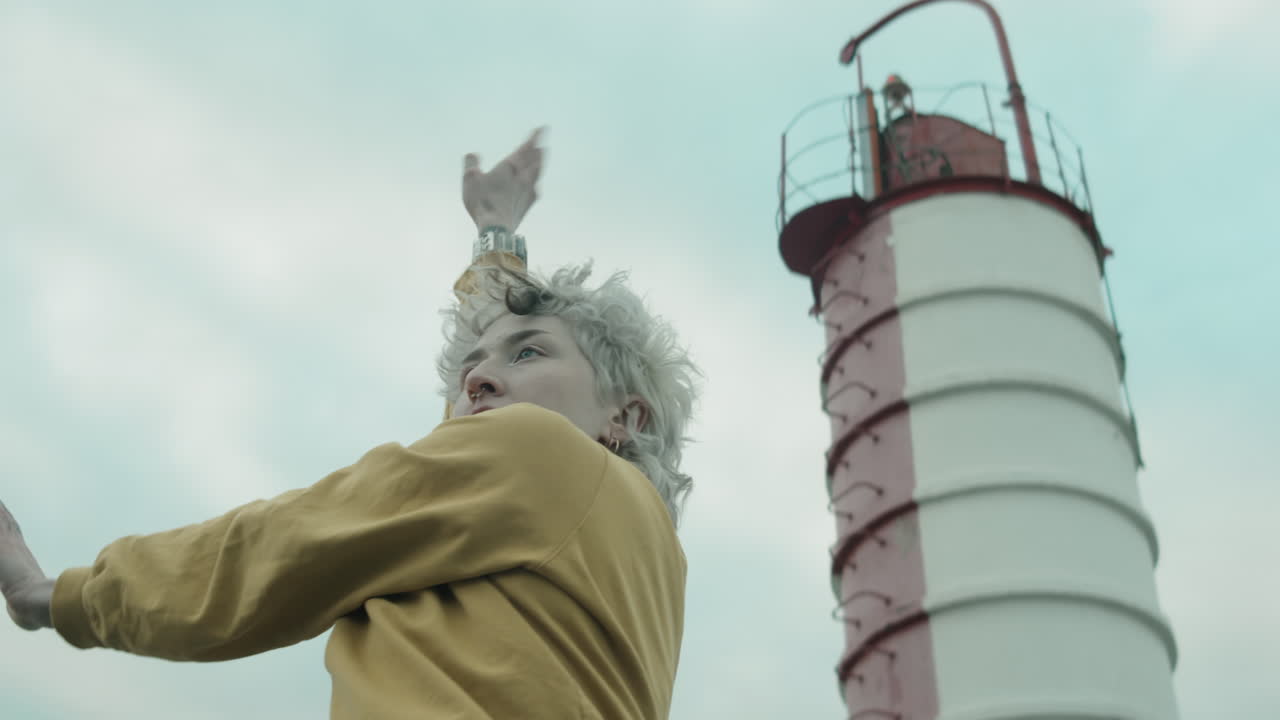 바 ⁇ 에서 보그 스타일로 춤을 추는 소녀