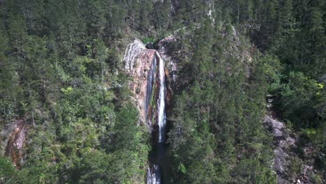 persona buceando en la piscina natural de la cascada de salto de aguas blancas, constanza en la república dominicana