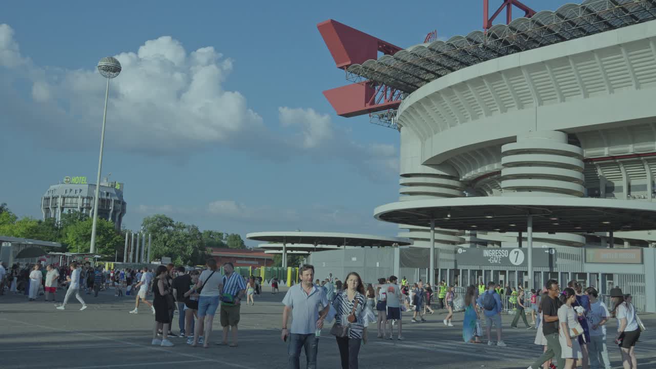 Taylor Swift followers, San Siro Stadium, Capital city arena, slow-mo