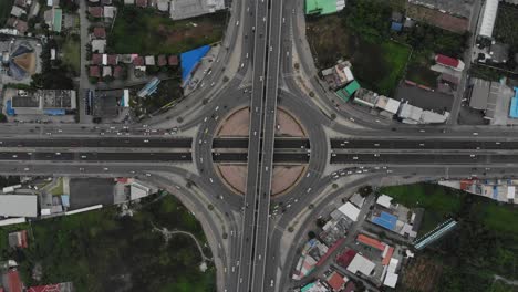 vista de arriba de la autopista, el tráfico vial una infraestructura importante en tailandia