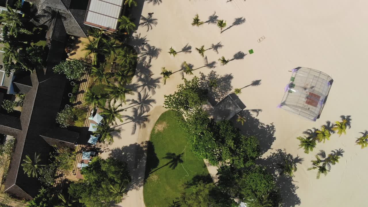 해변 근처 경로의 슬로우 모션 탑 다운