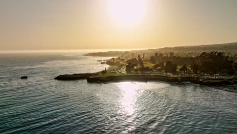 Santa-Cruz-California-Aerial-V2-Fly-Around-Lighthouse-Point,-Erfasst-Den-Verkehr-Auf-Dem-West-Cliff-Drive-Und-Goldenes-Sonnenlicht,-Das-Bei-Sonnenuntergang-Auf-Der-Wasseroberfläche-Reflektiert-Wird-–-Aufgenommen-Mit-Mavic-3-Cine-–-Mai-2022