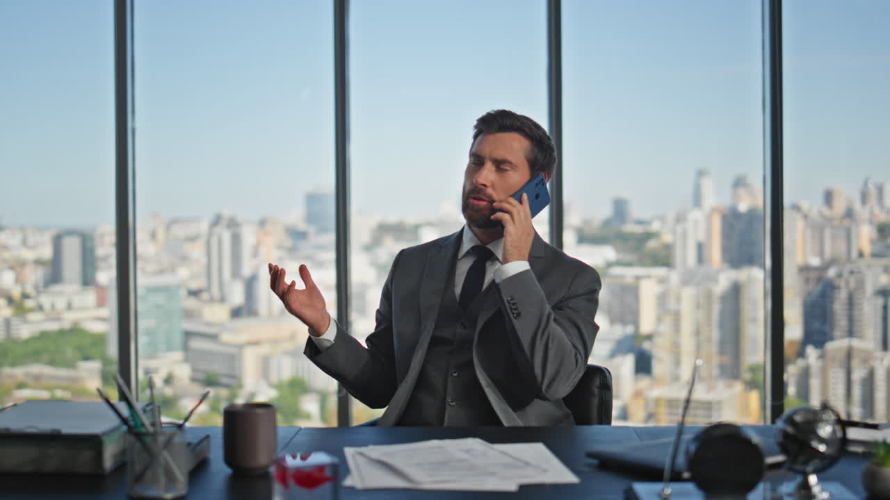capo rilassato che parla al telefono in una sedia d'ufficio close-up. uomo bello consulente