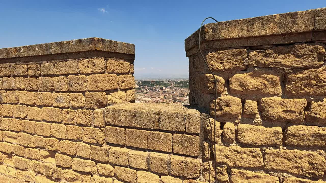 Paesaggio urbano panoramico da un belvedere storico in pietra