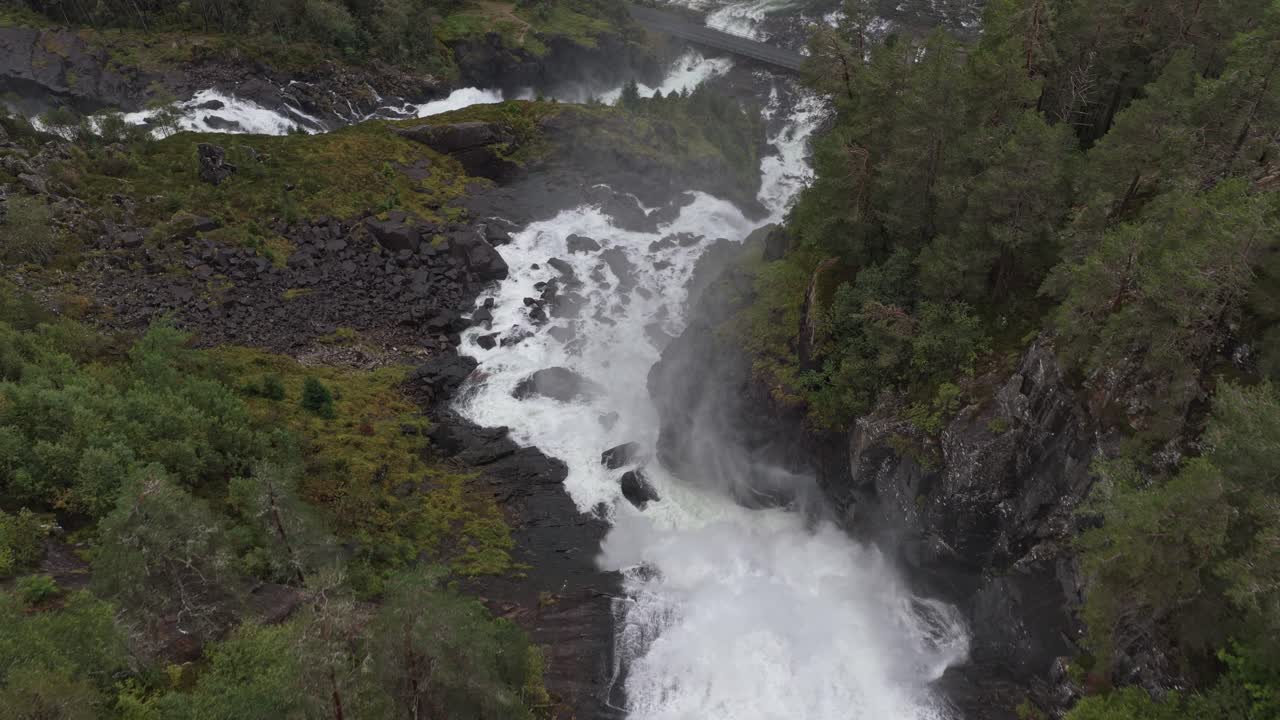 Latefossen-vesiputous virtaa Norjan vuonomaaston läpi.